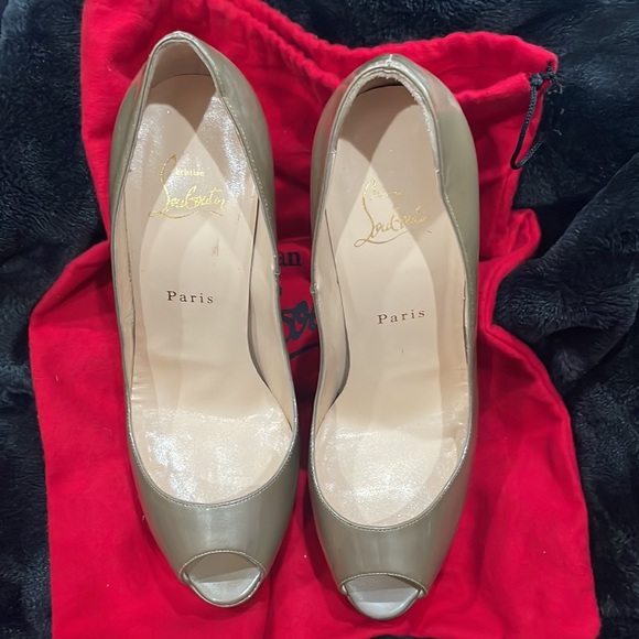 Slightly worn Christian Louboutins!! Beautiful shoe. - Picture 5 of 6